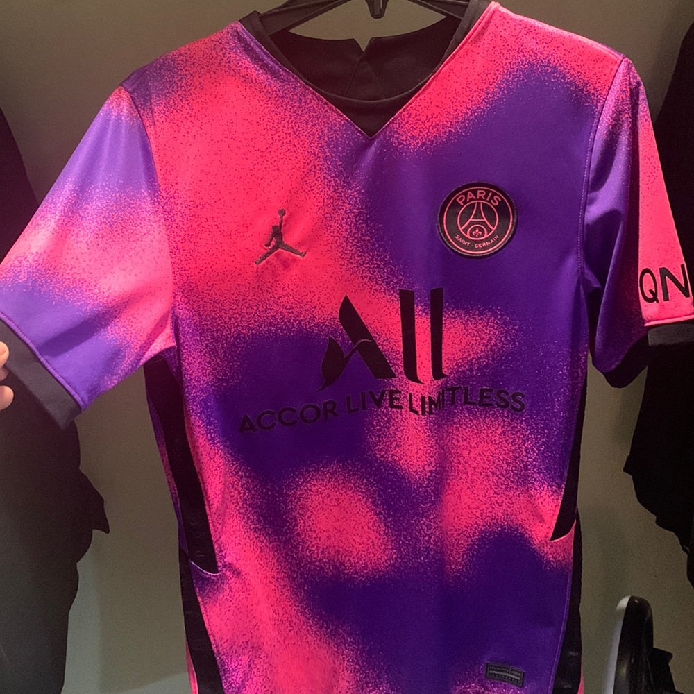 I am selling the PSG 4th (2020/21) jersey.